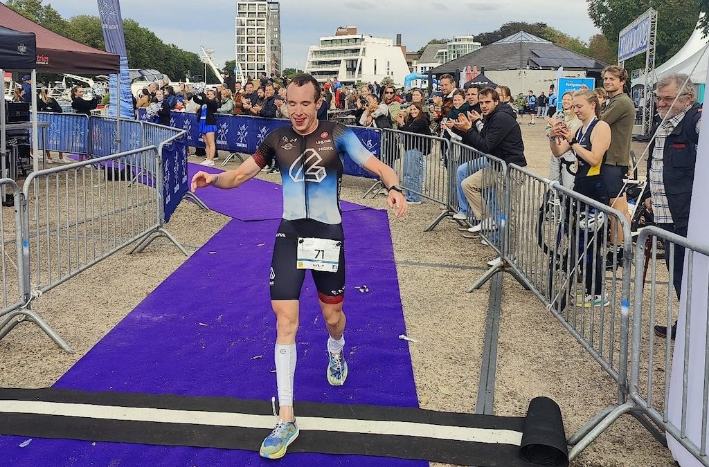 Nick Thijs wint afsluiter van triatlonseizoen in Turnhout na spannend duel, Nederlandse winst bij vrouwen