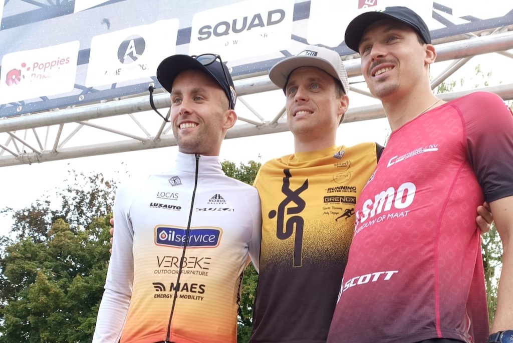 Vincent Van De Walle tussen Sven Vandenbroucke en Jasper Sabbe op het podium in Ieper (foto: 3athlon.be)