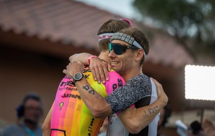 De knuffel tussen Jelle en Marten, de nummers 1 en 2 van de T100 Lake Las Vegas triatlon (foto: T100/That Cameraman)