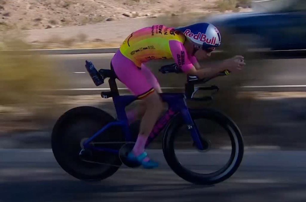 Marten Van Riel fietst aan kop in de T100 Lake Las Vegas triatlon (foto: screenshot 3athlon.be)