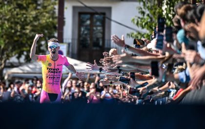 Marten Van Riel wint de T100 Ibiza triatlon (foto; T100/Bartlomiej Zborowski)