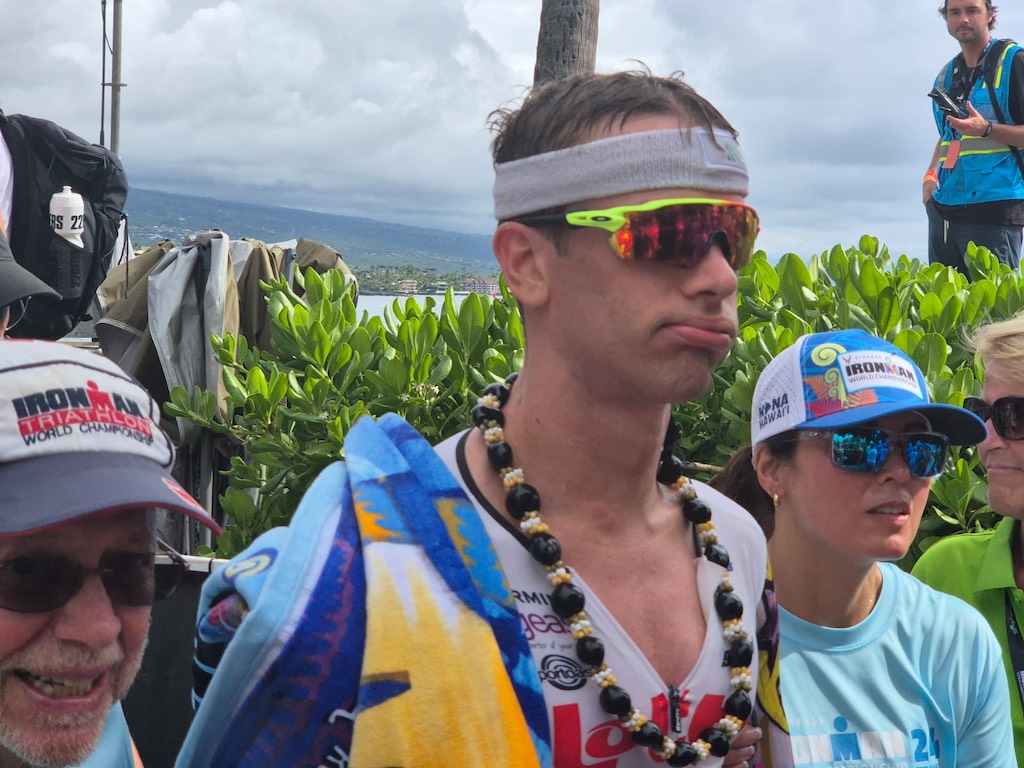 Een vermoeide Stenn Goetstouwers na de finish in het WK Ironman in Hawaii (foto: 3athlon.be)