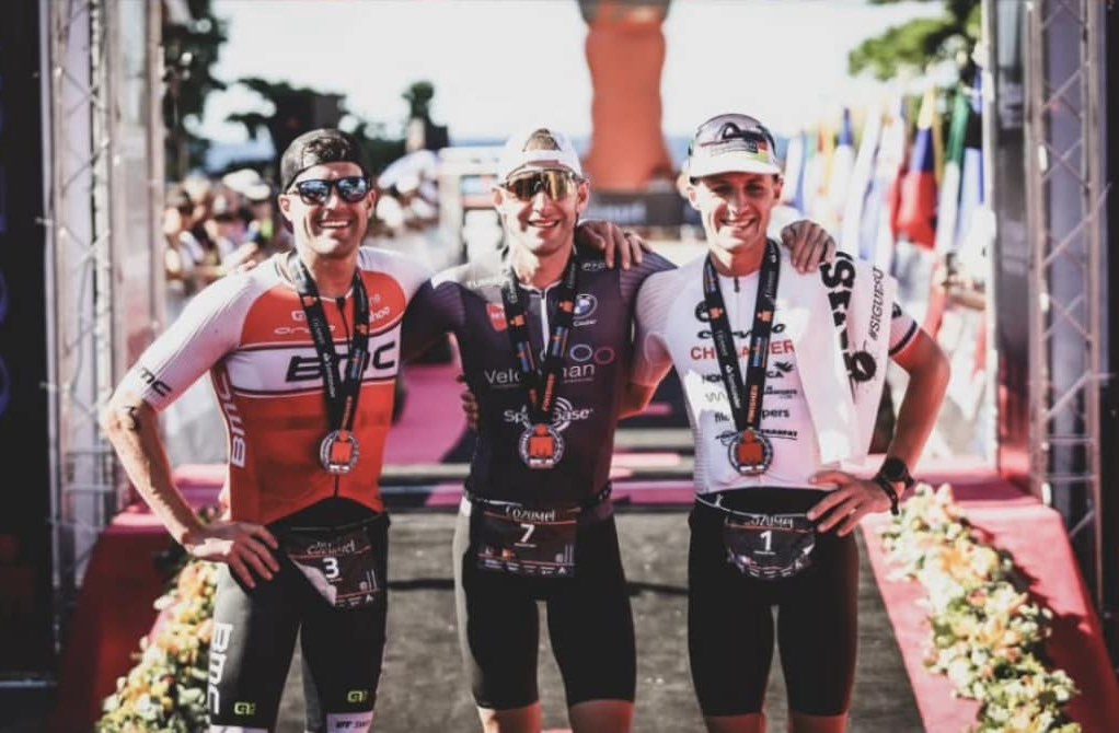 Winnaar Bart Aernouts tussen Chris Leiferman en Leon Chevalier in de Ironman Cozumel (foto: Ironman Cozumel/Carlos Badillo)