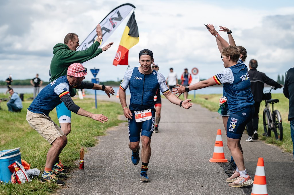 Veel sfeer op het loopparcours van de Openlakes Champagne triatlon (foto: Openlakes RR)