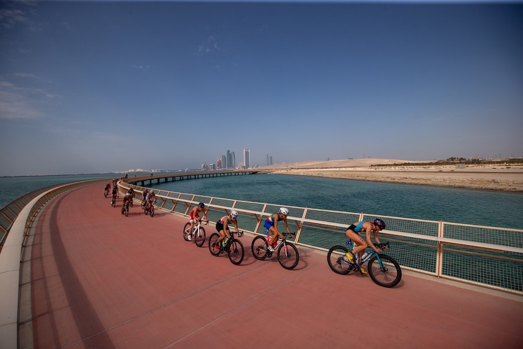 Jolien Vermeylen en Bianca Seregni worden gegrepen in de WTCS triatlon van Abu Dhabi (foto; World Triathlon)