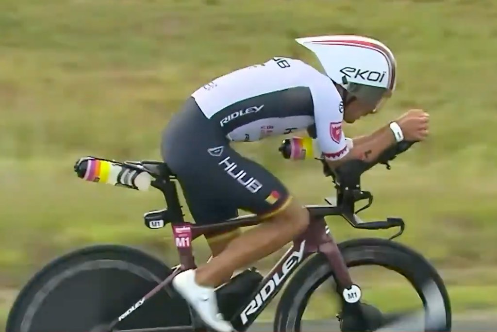 Jelle Geens op de fiets in de 70.3 Ironman Geelong (foto: screenshot 3athlon.be)